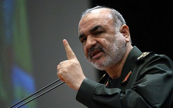 فرمانده کل سپاه: دشمن را با شکست های خفت بار روانه گورستان تاریخ می کنیم